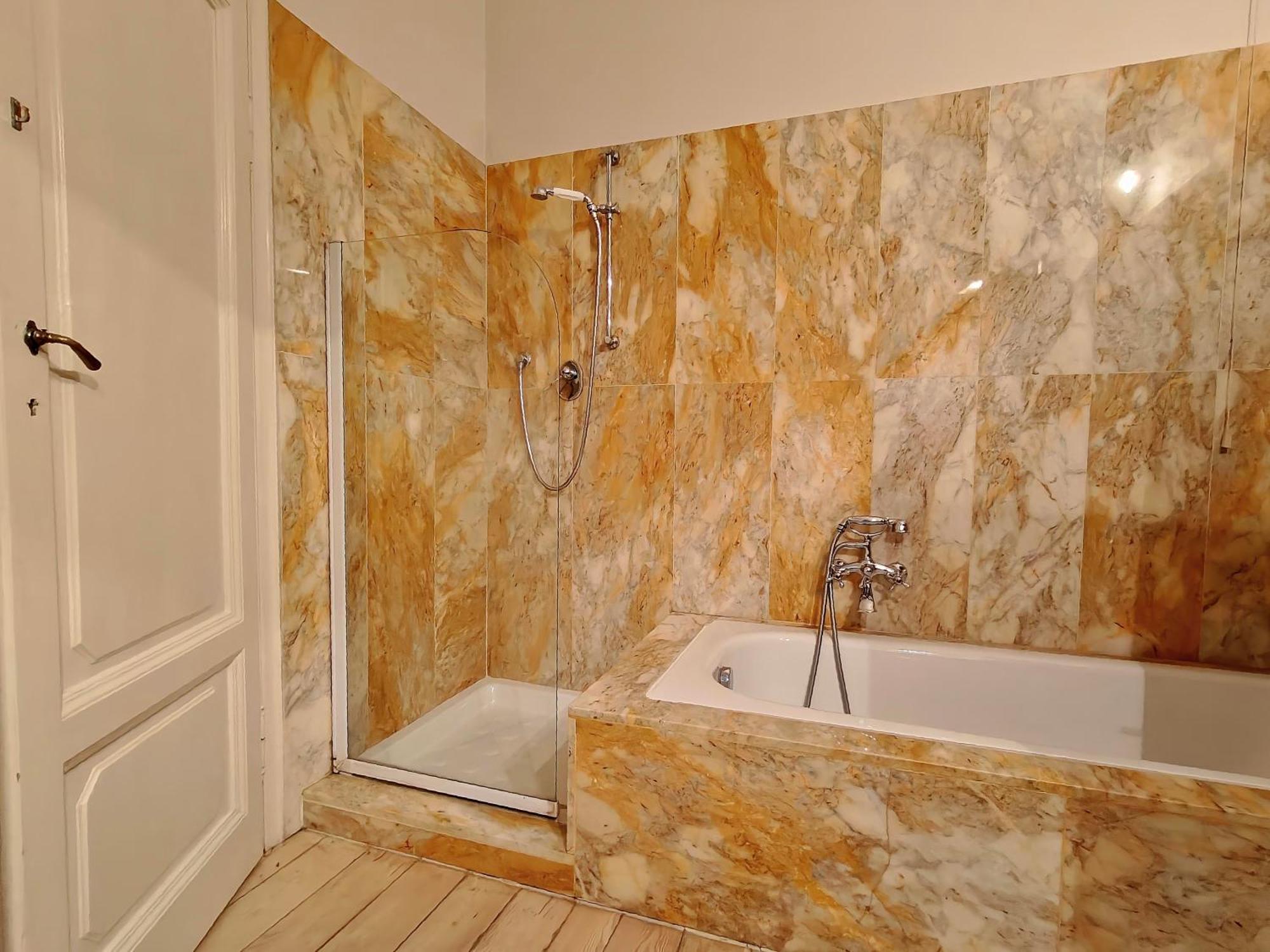 Mazzini Charming Getaway With Courtyard *