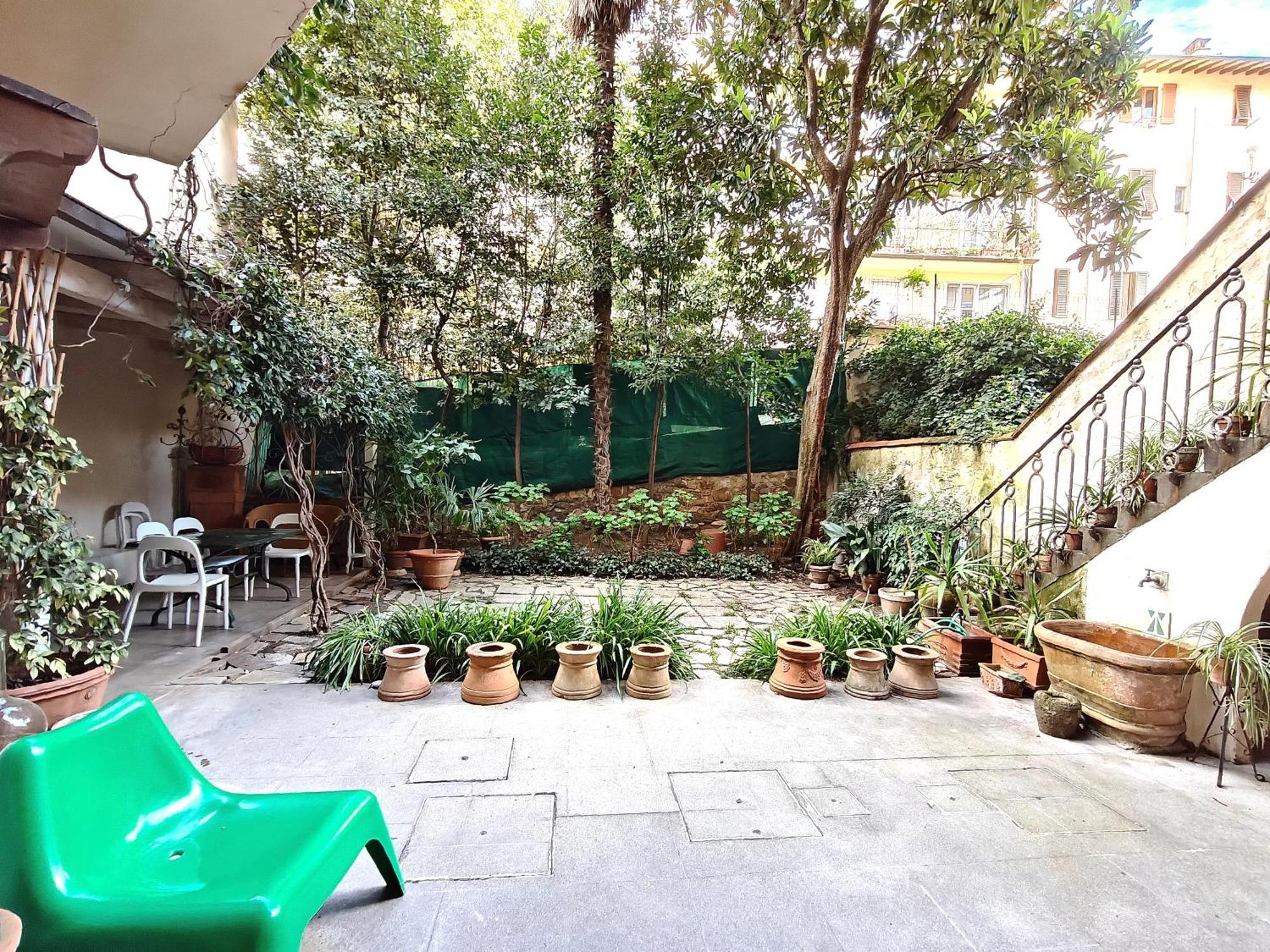 Mazzini Charming Getaway With Courtyard *